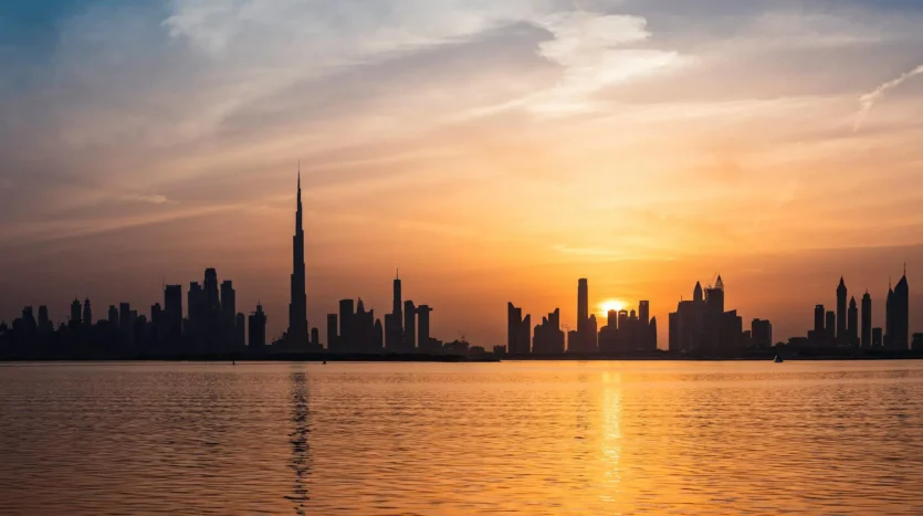 Dubai skyline with modern luxury properties – Dubai Real Estate Investment Guide.